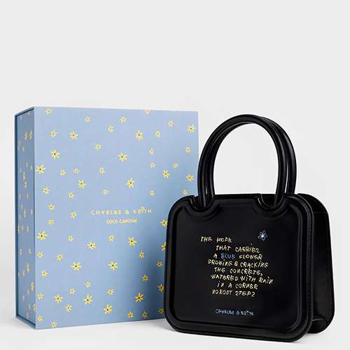 オールブラックのバッグに刺繍のメッセージが映える、「Coco Capitan × CHARLES & KEITH フローラルエンブロイデッド スカルプチャートートバッグ」
