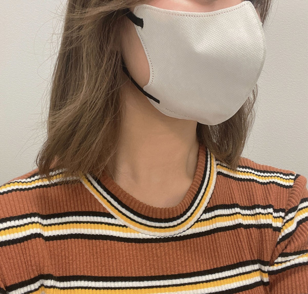 MASCODE クール3Dマスクの、ホワイトグレーを着用した女性
