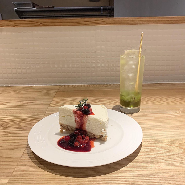 東京・立川にある韓国風カフェ「pimiricafe」のメニューである「RARE CHEESE CAKE ／ Blueberry（レアチーズケーキ ブルーベリー）」の写真。