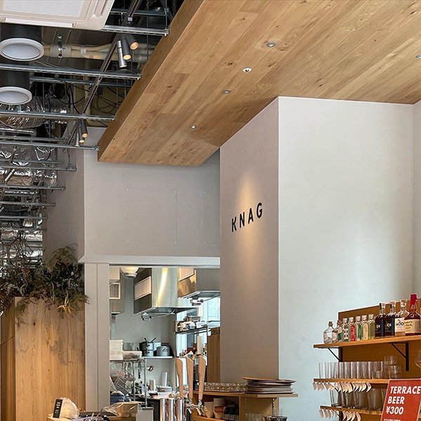 2021年にオープンした日本橋にあるカフェ「KNAG」の店内