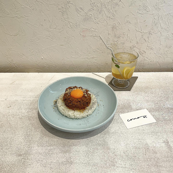 福岡にあるレコードが聴けるカフェ「Como es（コモエス今泉）」のカフェメニュー「キーマカレー」。」