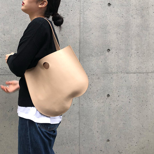 １７５の「leather bag : レザー バッグ」を持った女性