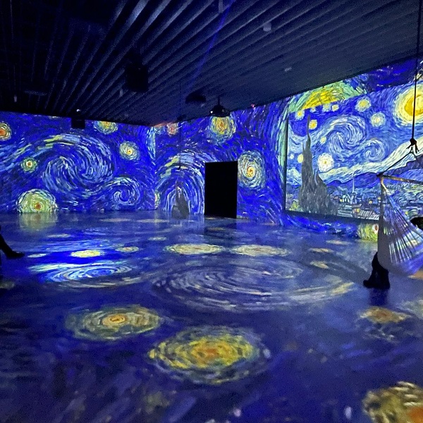 角川武蔵野ミュージアムの体験型ゴッホ展の360度映像と音楽の会場