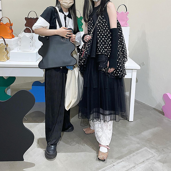 nori enomotoのポップアップでトートバッグを買った女性とデザイナー