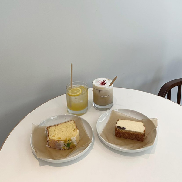 Lily's Cafeのチーズケーキとレモンケーキ