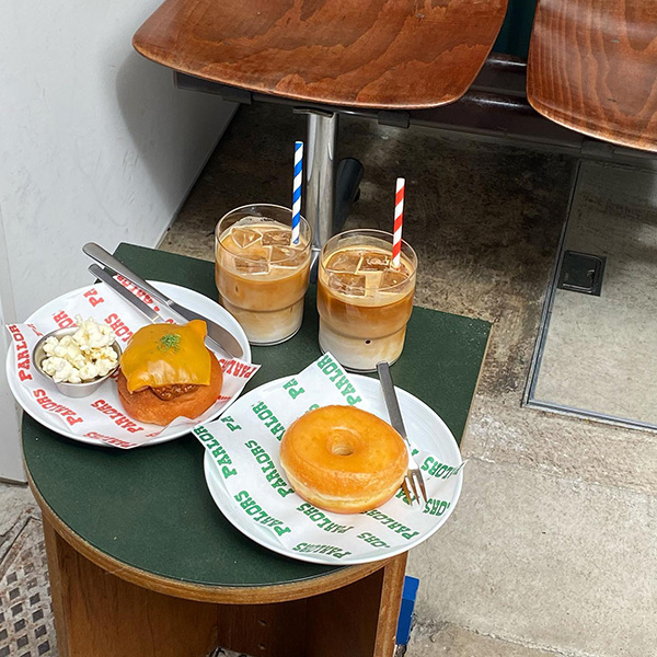 日本橋カフェParlorsの「シュガードーナツ」と「チリコンカンチーズドッグ」
