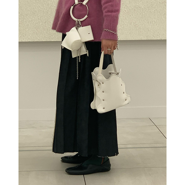 nori enomotoで購入した白のうねうねハンドバッグを持った女性