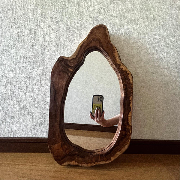 木のぬくもりが感じられるユニークなgisの鏡