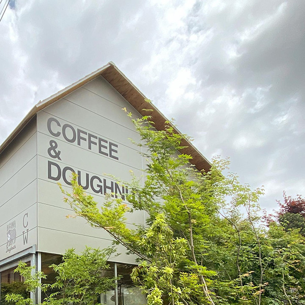 表参道にあるカフェ「Higuma Doughnuts × Coffee Wrights」