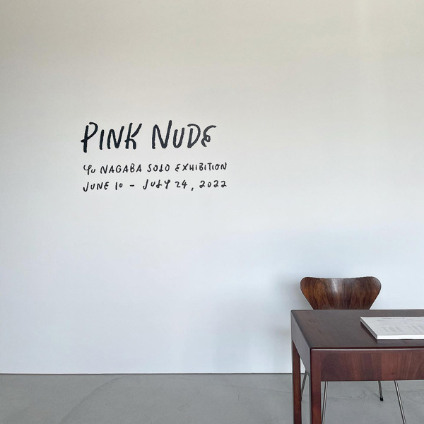 東京の代官山に新しくできた「Lurf MUSEUM」の個展「PINK NUDE」展示スペースの入り口の写真。