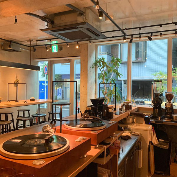 東京・中目黒にあるレコードが聴けるカフェ「epulor（エプロア）」の店内。