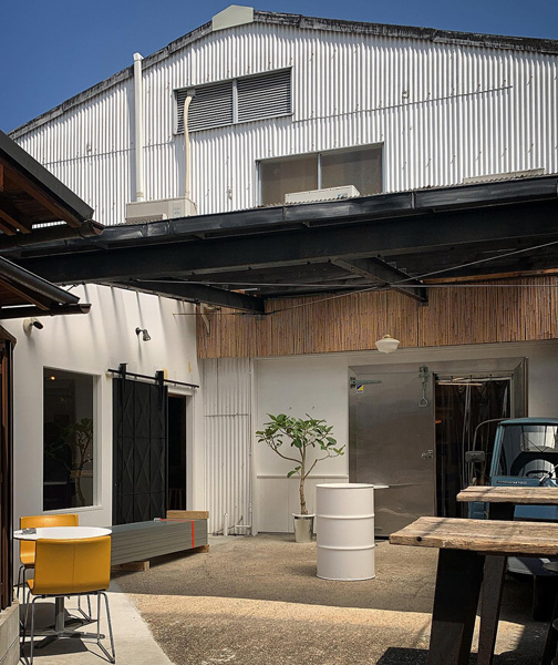 京都市下京区にある「世界倉庫」の外装とテラス席。