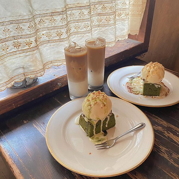 恵比寿の隠れ家カフェ「Loger cafe」の人気スイーツ『濃い抹茶のブラウニー』