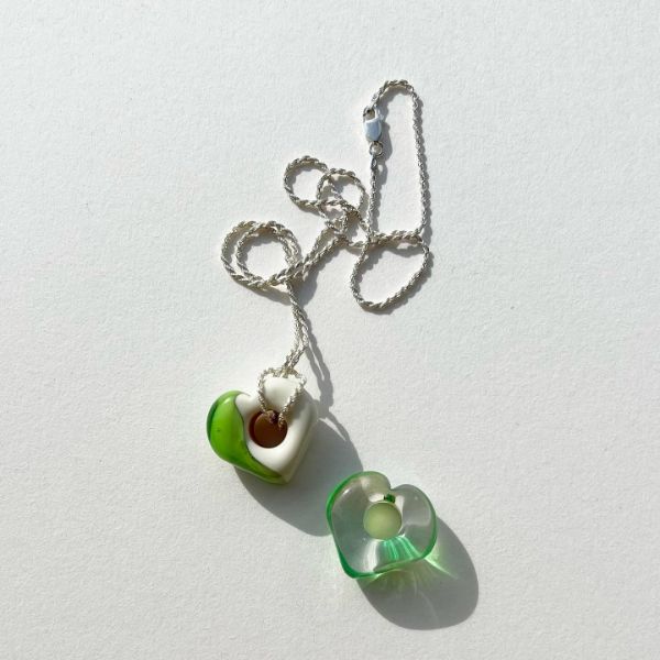 「MEEE」の『green original glass heart』シリーズのネックレス