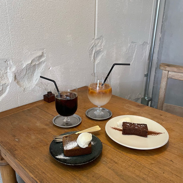 西武新宿線の上石神井駅にあるカフェ「想像の雨」の「テリーヌショコラ」「パウンドケーキ／ほうじ茶と黒糖」。