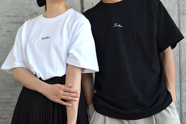 オーダーメイド刺繍Tシャツ「SISHU」のホワイトとブラックの着用画像