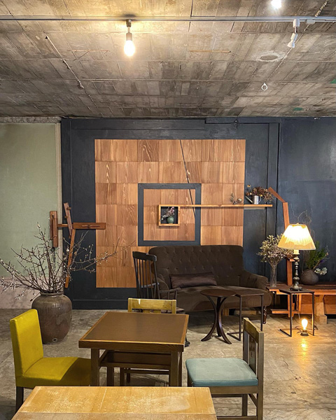 アート空間で楽しむことができる北千住にある「BUoY cafe」のゆったりくつろげるソファ席