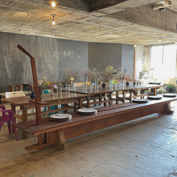 アート空間で楽しむことができる北千住にある「BUoY cafe」の店内の作業スペース