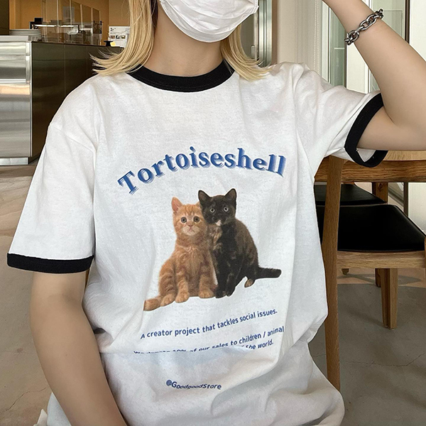 GoodgoodStoreの猫がプリントされたTシャツを着た女性