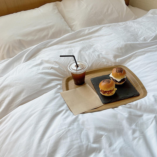 ライトブックスホテル名古屋の客室で食べられるミニバーガーの朝食