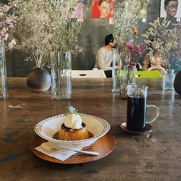 アート空間で楽しむことができる北千住にある「BUoY cafe」の人気の固めプリンとオリジナルコーヒー