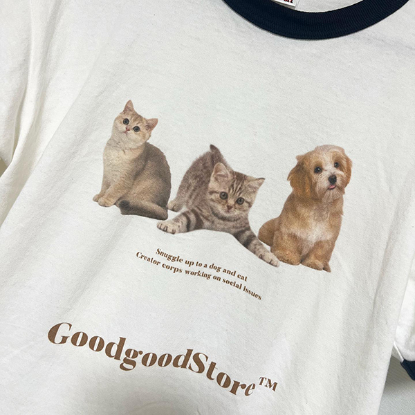 GoodgoodStoreの「Cat Dog Tee」を着た女性