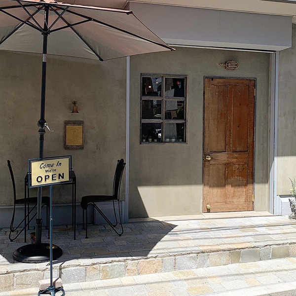 下北沢に新しくオープンしたカフェ「CAL COFFEE CLUB」の外装。
