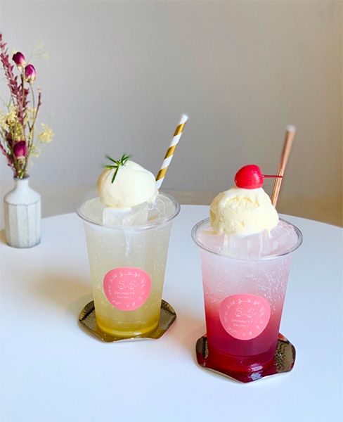 「お菓子屋さんとカフェ シモキタシマイ」のクリームソーダ