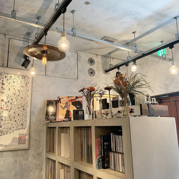 下北沢に新しくオープンしたカフェ「CAL COFFEE CLUB」の内装。