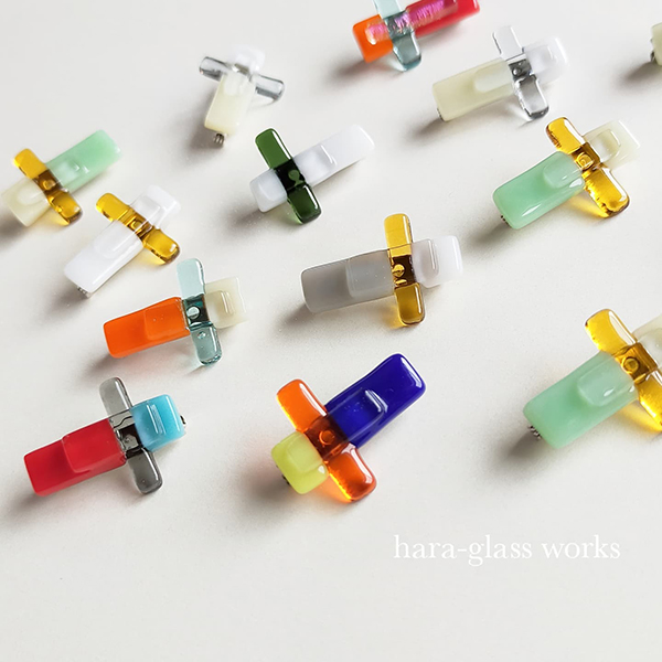 hara glass worksの「クロスのガラスブローチ」