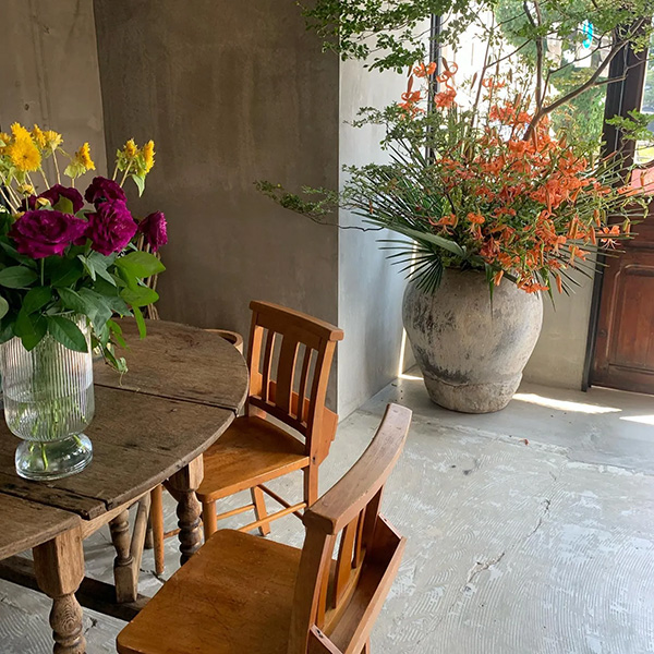お花があちこちに飾られたカフェ「2eme MAISON」の店内の様子