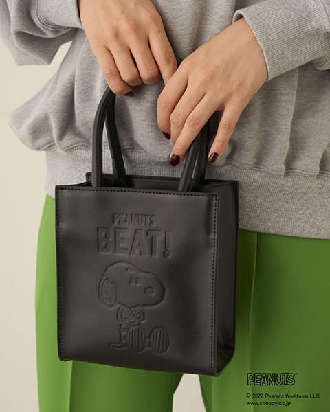 「LILY BROWN」と「PEANUTS」のコラボアイテムの「PEANUTS embossed square bag」