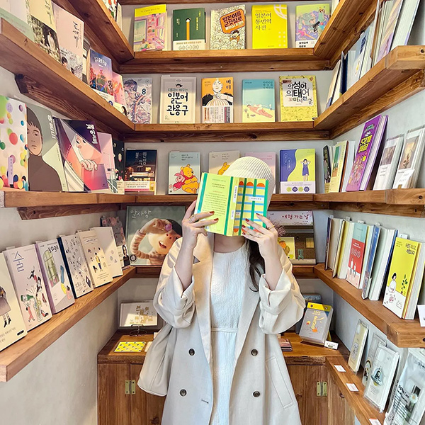 福岡にある韓国カフェ「ネシガン」の、フォトスポットにもなっている書籍販売スペース