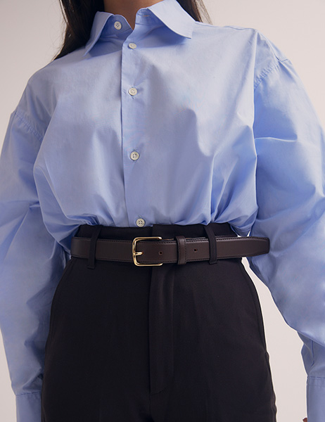 RANDEBOOの「Essential」の「BF shirt」と「Classic leather belt」を合わせたコーデ
