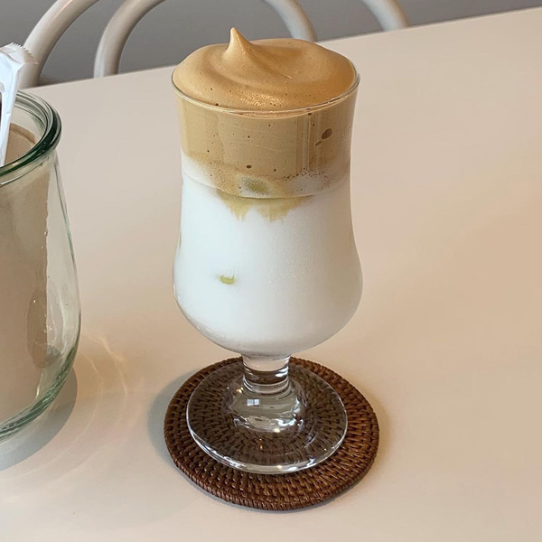 阿佐ヶ谷にオープンしたカフェ「EMU Bakehouse」の夏季限定メニューの「ホイップアイスコーヒー」。