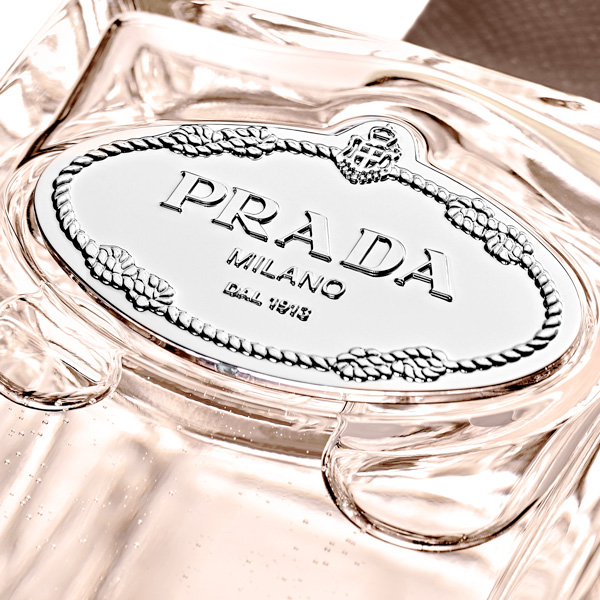 「PRADA」新作フレグランスが心をくすぐる…。煌びやかな“太陽”と、ミステリアスな“バニラ”の香りって？