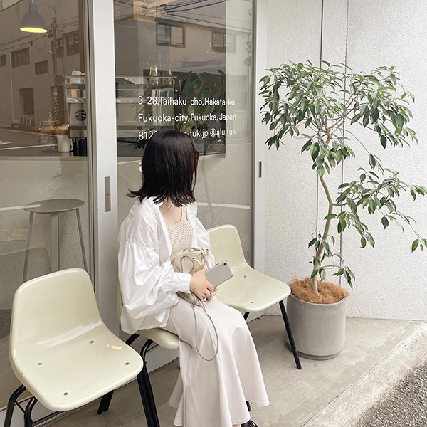 福岡の注目カフェ「alu.」の店外にある白いベンチ