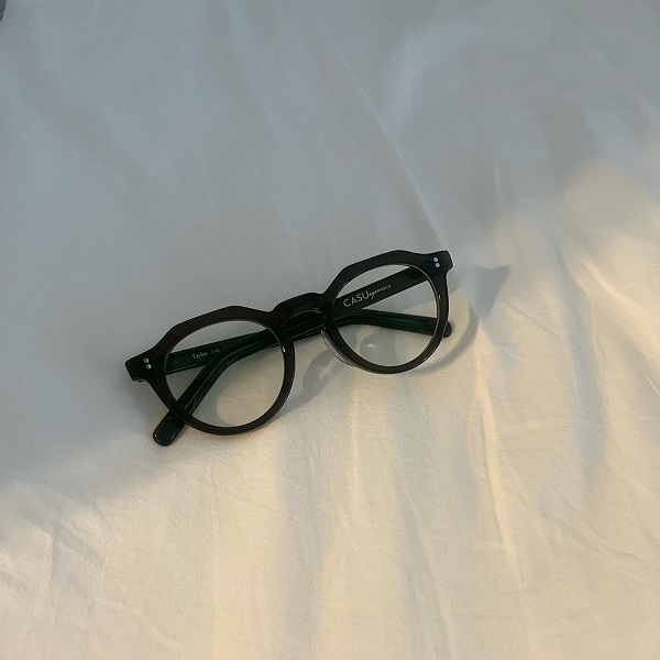 アイウエアブランド「CASU」のクリアレンズのメガネ