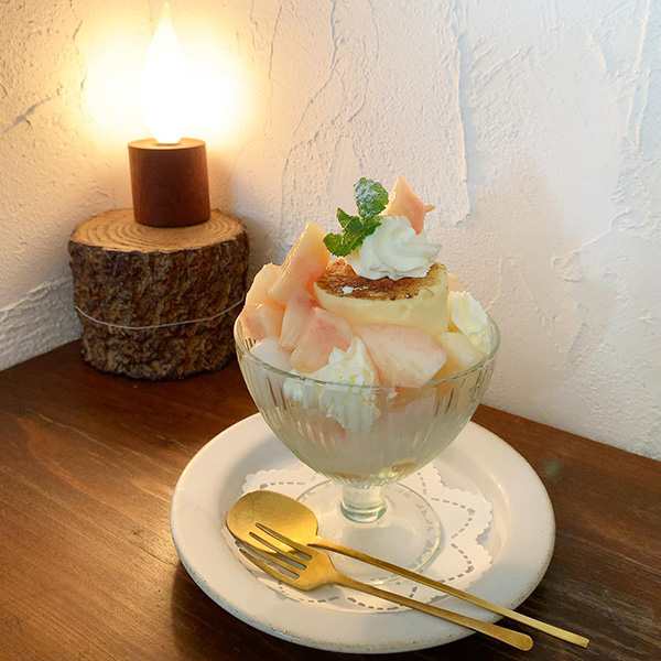 札幌市にあるOWN WAY CAFEの夏季限定メニュー「桃のパフェ」