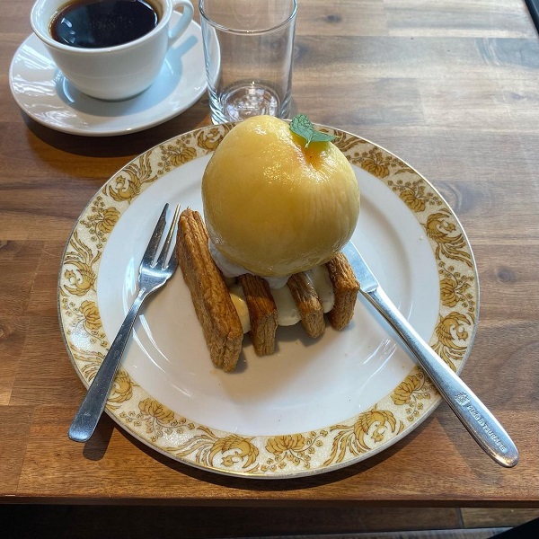 東京・高田馬場にあるRe:s cafebar&sweets リスカフェの桃のミルフィーユ