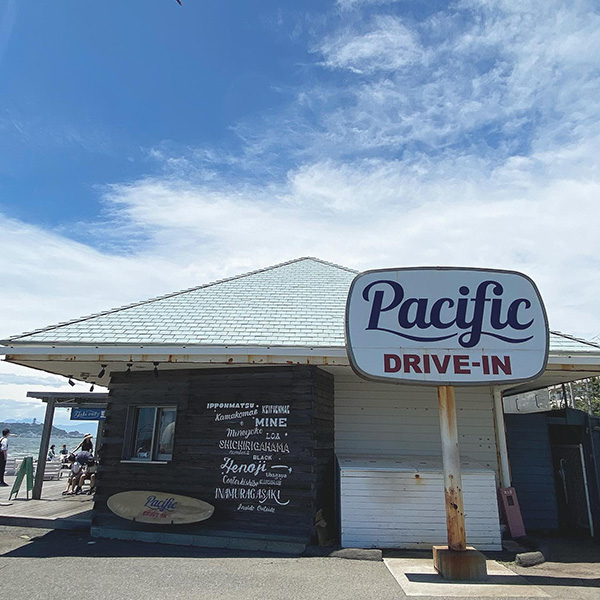 七里ヶ浜にある「Pacific DRIVE-IN（パシフィックドライブイン）」