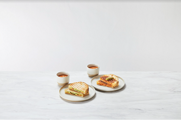 ブルーボトルコーヒー 神戸阪急カフェで提供される「グリルドチーズサンドイッチ with トマトスープ  アボカド＆大葉」