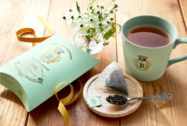 「ブルトンヌ オリジナルブレンド紅茶 〈No.01 ASSAM, RUHUNA〉」と「ブルトンヌ オリジナルマグカップ（木製フタ付）」