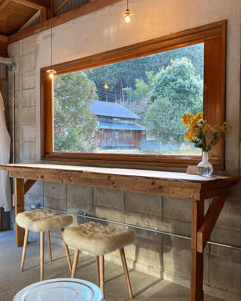 古い倉庫をリノベーションした兵庫県丹波篠山にある「おやつ 晴レノ日​​​​​​」の窓からの眺め