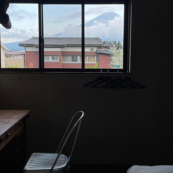 「kagelow Mt.Fuji Hostel」のクイーンサイズベッドルームから望む富士山