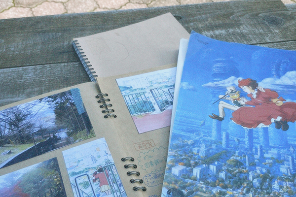 「dining和桜」に置いてあるパンフレットやモデル地を説明した冊子