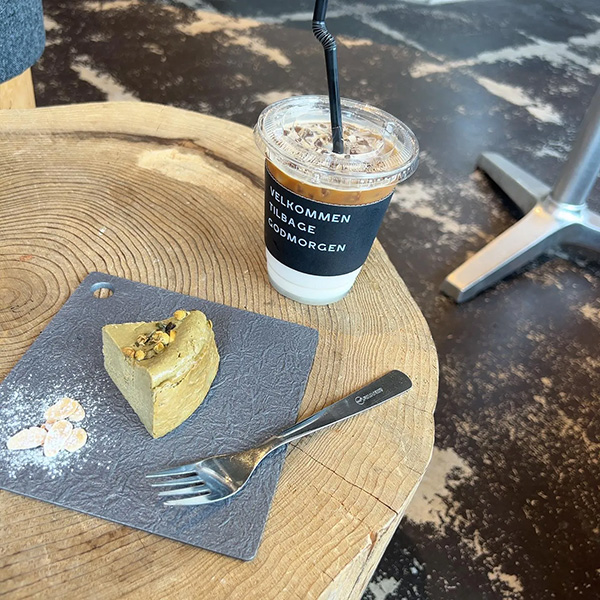 福岡カフェ「TAG STÅ」のラテとチーズケーキ