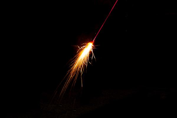 『ススキ』は、ススキの穂のように長い尾をもつ火花が噴出する花火