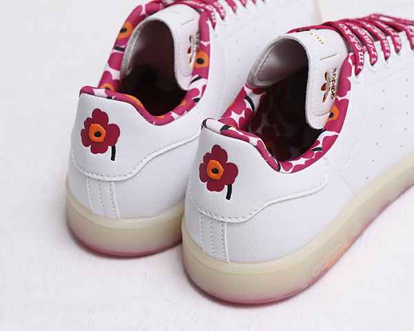 足元にお花畑が出現したような、「adidas Originals x Marimekko “STAN SMITH”」の『ホワイト/ホワイト/ボールドピンク』カラー