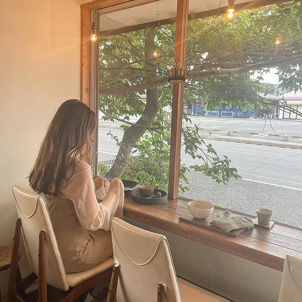 福岡にある「バス停カフェ Bambino」で人気の、明るい窓際の席